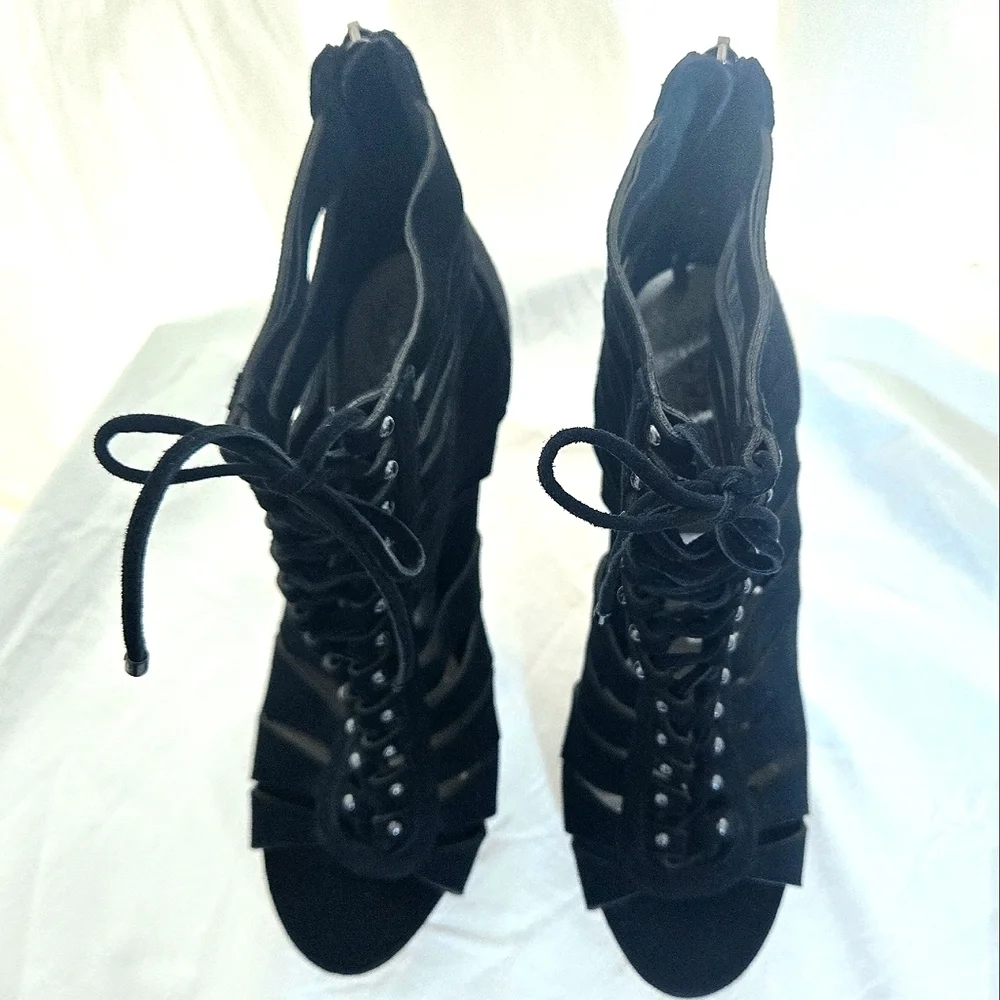 Gorgeous Vince Camuto Gladiator Heels NWOB ❤️
